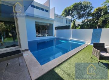 Casa · 275m² · 4 Recámaras · 2 Estacionamientos · Casa en Club Real, Playacar