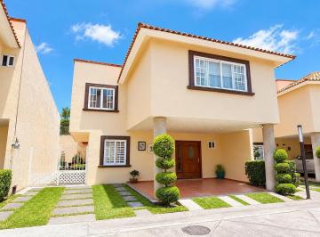 Casa en condominio · 333m² · 4 Recámaras · 6 Estacionamientos · Casa en Venta en Metepec Cerca de Las Torres