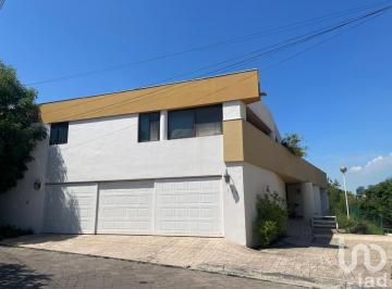 Casa · 617m² · 5 Recámaras · 3 Estacionamientos · Venta de Casa San Pedro Garza Garcia