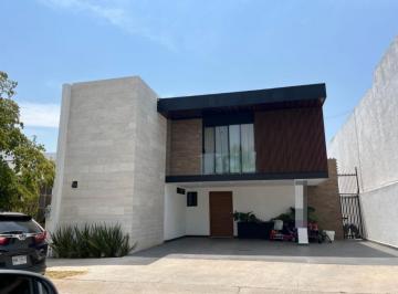 Casa · 400m² · 4 Recámaras · 2 Estacionamientos · Casa en Porta Fontana