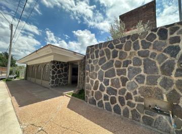 Casa · 450m² · 4 Recámaras · 4 Estacionamientos · Casa en Venta en Villas del Campestre