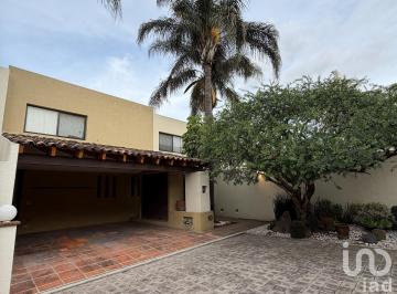 Casa · 277m² · 3 Recámaras · 2 Estacionamientos · Casa en Venta en Santa Cruz Guadalupe