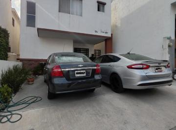 Casa · 105m² · 2 Estacionamientos · Casa en Misión de Santa Catarina