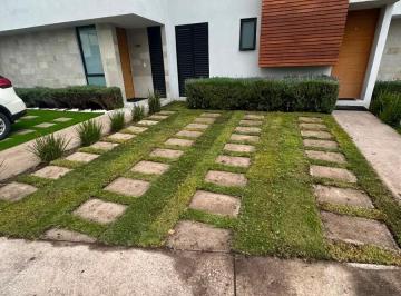 1 · Casa en Renta en Altos Juriquilla, Querétaro: Espacios Acogedores en Fraccionamiento Privado