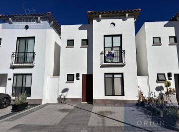 Casa en condominio · 102m² · 3 Recámaras · 2 Estacionamientos · Casa Renta Queretaro San Isidro Juriquilla Recamara Planta Baja
