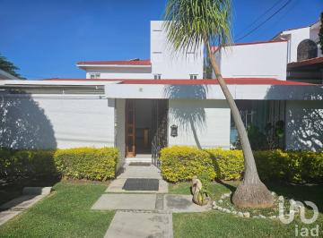 Casa · 238m² · 4 Recámaras · 2 Estacionamientos · Casa en Venta en Lomas de Cocoyoc