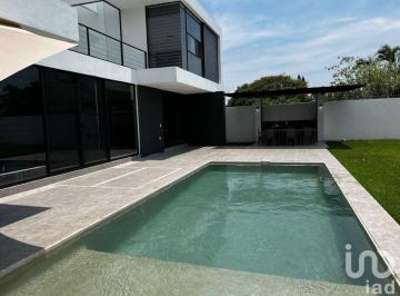 Casa · 290m² · 4 Recámaras · 4 Estacionamientos · Casa en Venta en Oaxtepec
