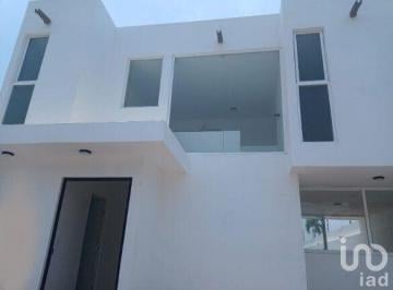Casa · 145m² · 3 Recámaras · 2 Estacionamientos · Casa Petit en Venta en Real Oaxtepec
