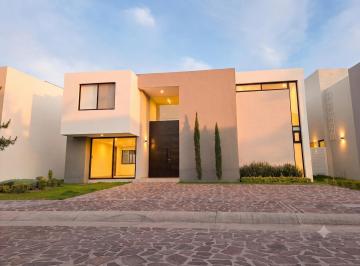 Casa · 310m² · 3 Recámaras · 3 Estacionamientos · Casa en Renta en Campiña del Bosque – 3 Recámaras con Baño (1 en Pb) E Increíble Casa Club.