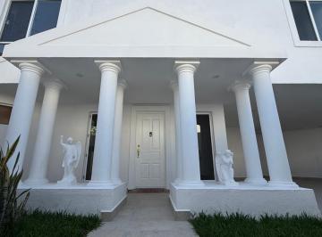 Casa · 420m² · 3 Recámaras · 1 Estacionamiento · Residencia de Lujo en Venta, Col. Las Villas Tampico