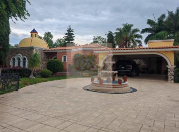Casa · 780m² · 6 Recámaras · 8 Estacionamientos · Residencia de Lujo con Alberca en La Herradura Campestre