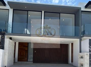 Casa · 261m² · 3 Recámaras · 2 Estacionamientos · Hermosa Casa Nueva en El Mayorazgo (Sta Sofia)