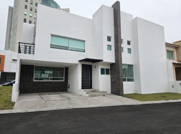 Casa · 340m² · 3 Recámaras · 2 Estacionamientos · Casa en Venta en Claustros de La Catedral, Centro Sur, Querétaro