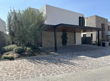 Casa · 556m² · 4 Recámaras · Casa en Venta en Altozano, Querétaro