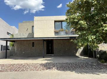 Casa · 438m² · 3 Recámaras · 2 Estacionamientos · Casa en Venta, Lagos, Opción a 4ta. Recámara, Jardín, Altozano, Querétaro