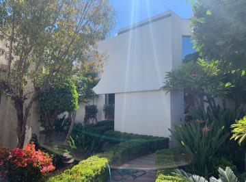 Casa · 550m² · 3 Recámaras · 4 Estacionamientos · Casa en Venta, Bosques del Acueducto, Querétaro