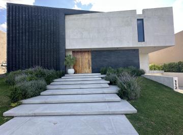 Casa · 666m² · 3 Recámaras · 6 Estacionamientos · Casa en Venta, El Campanario, Carril de Nado, Jardín, Querétaro