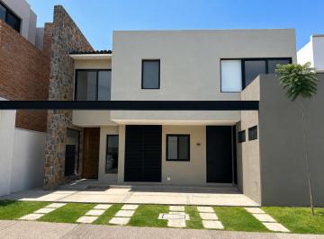 Casa · 320m² · 3 Recámaras · 3 Estacionamientos · Casa en Renta, Arco de Piedra, Jurica, Querétaro