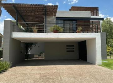 Casa · 650m² · 4 Recámaras · 6 Estacionamientos · Casa en Venta, Balvanera & Polo Country Club Querétaro