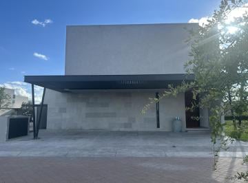 Casa · 365m² · 3 Recámaras · 3 Estacionamientos · Casa en Venta en San Patricio, Lomas del Campanario Norte, Querétaro