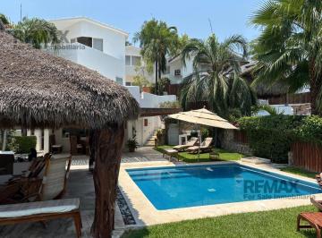 Casa · 256m² · 5 Recámaras · 2 Estacionamientos · Renta de Casa Frente Al Lago de Tequesquitengo en Marina Residencial, Mor. Clave 6291