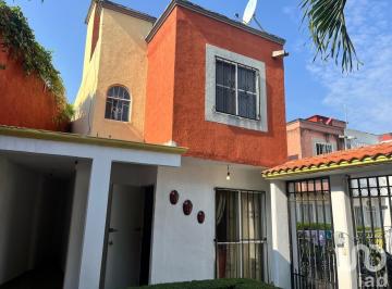 Casa · 113m² · 2 Recámaras · 2 Estacionamientos · Venta de Preciosa Casa en Tranquilo Fraccionamiento en Paseos del Río, Emiliano Zapata