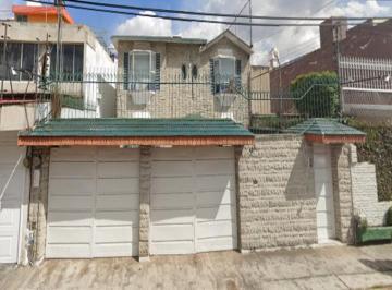 Casa de 4 habitaciones, Toluca · Casa de 242 m² con 4 Recámaras en Venta en Morelos