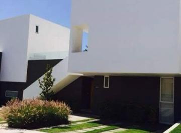 Casa · 2 Recámaras · 2 Estacionamientos · Casa en Renta en Fraccionamiento El Mirador, 1 Deseo, Dentro de Privada