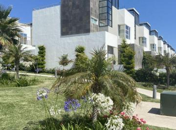Casa · 210m² · 4 Recámaras · 2 Estacionamientos · Hermosa Residencia Nueva con Jardin y Alberca Privada