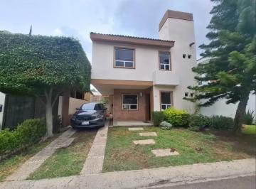 Casa · 204m² · 3 Recámaras · 2 Estacionamientos · Casa en Fraccionamiento Real del Bosque