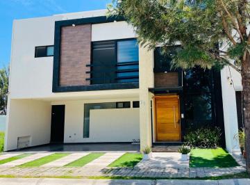 Casa · 338m² · 3 Recámaras · 2 Estacionamientos · Casa en Renta en Lomas Angelopolis 2! con 3 Recs y Opción a 4!