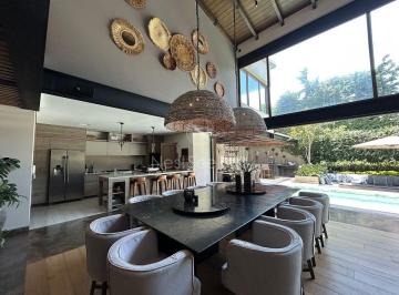Casa de 4 habitaciones, Valle de Bravo · Casa en Venta en Avándaro