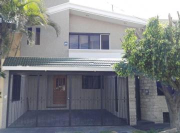Casa · 239m² · 3 Recámaras · 2 Estacionamientos · Casa de Dos Pisos en La Colonia Paseos del Sol