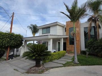 Casa · 322m² · 3 Recámaras · 2 Estacionamientos · Gran Jardín | Impecable Estado y Gran Patio Para Reuniones | Casa en Venta | León, Guanajuato