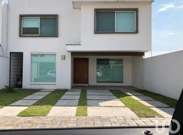 Casa · 220m² · 3 Recámaras · 3 Estacionamientos · Casa en Renta en Rinconada de Santa Cruz