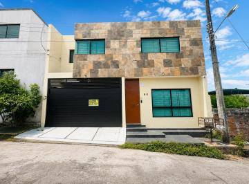 Casa · 105m² · 3 Recámaras · 2 Estacionamientos · Casa Cerca de Av Ejército Mexicano y Plaza Américas en Col. Luis Echeverria, Boca del Río