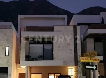 Casa · 214m² · 4 Recámaras · 2 Estacionamientos · Casa en Venta en Fraccionamiento La Estanza Residencial