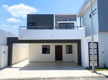 Casa · 179m² · 3 Recámaras · 2 Estacionamientos · Casa en Fraccionamiento Lomas de La Rioja