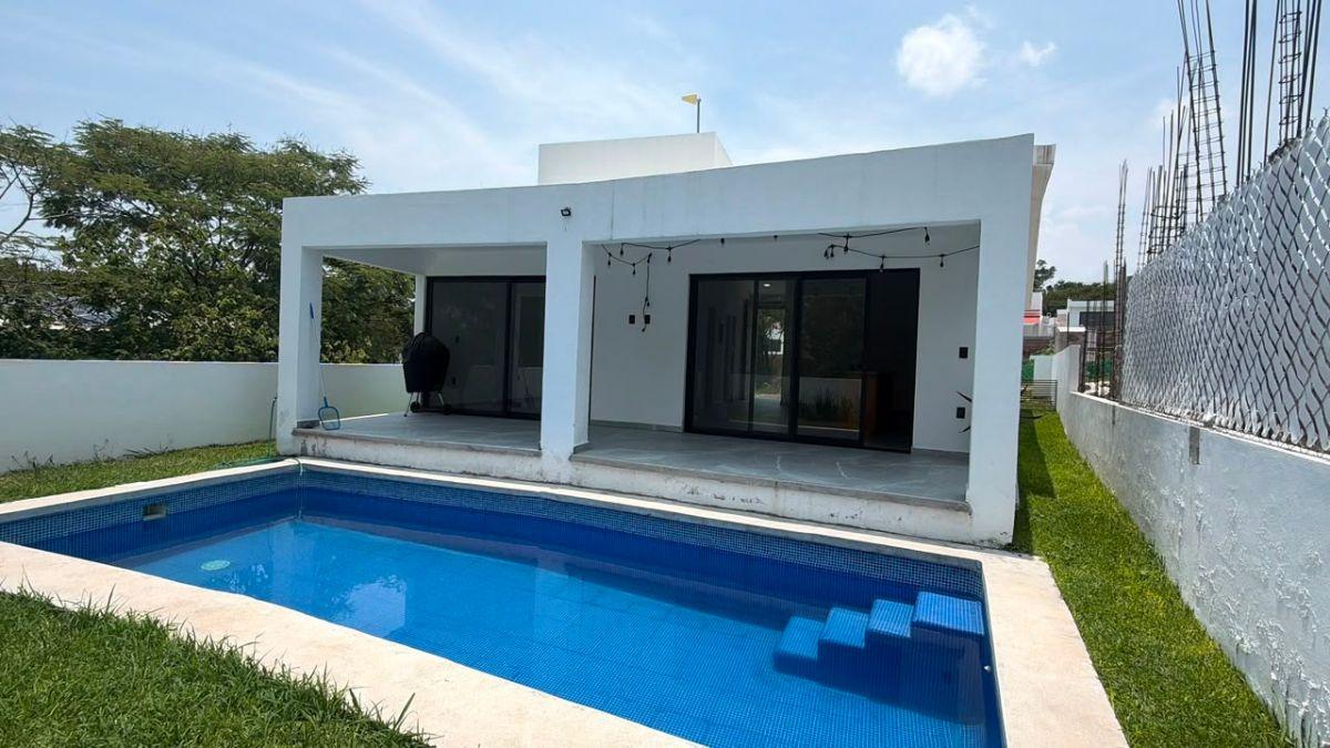 Rent a House with Swimming Pool in Lomas de Cocoyoc Residential Area