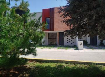 Casa · 140m² · 3 Recámaras · 2 Estacionamientos · En Privado, Cerca de La Uvaq, Incluye Persianas y Mantenimiento