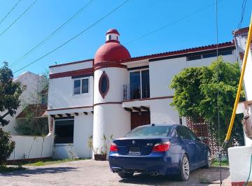 Casa · 296m² · 4 Recámaras · 2 Estacionamientos · Casa en Renta, Privada Orquideas, Querétaro Centro