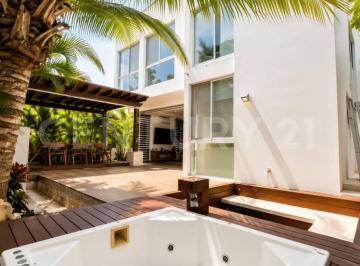 Casa · 534m² · 4 Recámaras · 3 Estacionamientos · Casa en Renta en Lagos del Sol