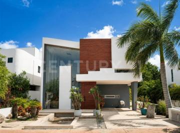 Casa · 534m² · 4 Recámaras · 3 Estacionamientos · Casa en Renta en Lagos del Sol