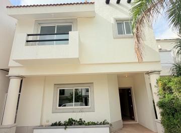 Casa · 175m² · 3 Recámaras · 2 Estacionamientos · Casa en Venta en El Centro de Cancún