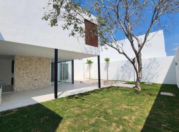 Casa · 562m² · 4 Recámaras · 4 Estacionamientos · Casa en Venta Merida Yucatán en Privada con Amenidades