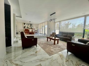 Casa · 495m² · 4 Recámaras · 2 Estacionamientos · Casa en Ciudad Satélite