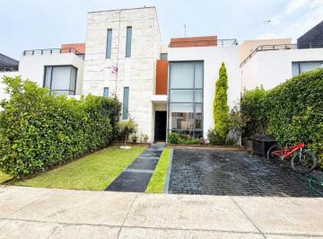 Foto 1 · Casa en Venta en Villas del Campo en Calimaya, Remodelada y con Finos Acabados.