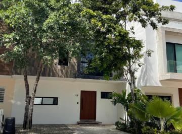 Casa en condominio · 185m² · 3 Recámaras · 2 Estacionamientos · Casa en Venta en Arbolada Cancún de 3 Niveles con Terraza y Jardín