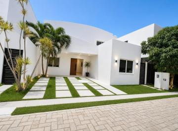 Casa · 200m² · 3 Recámaras · 2 Estacionamientos · Casa de Tres Habitaciones en Venta en Playa del Carmen Bosques de Bambú
