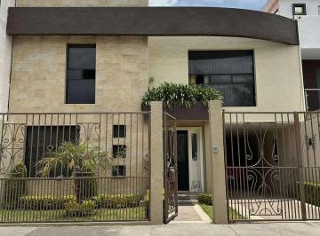 Casa · 300m² · 4 Recámaras · 2 Estacionamientos · Casa en Venta en Arboledas de San Javier